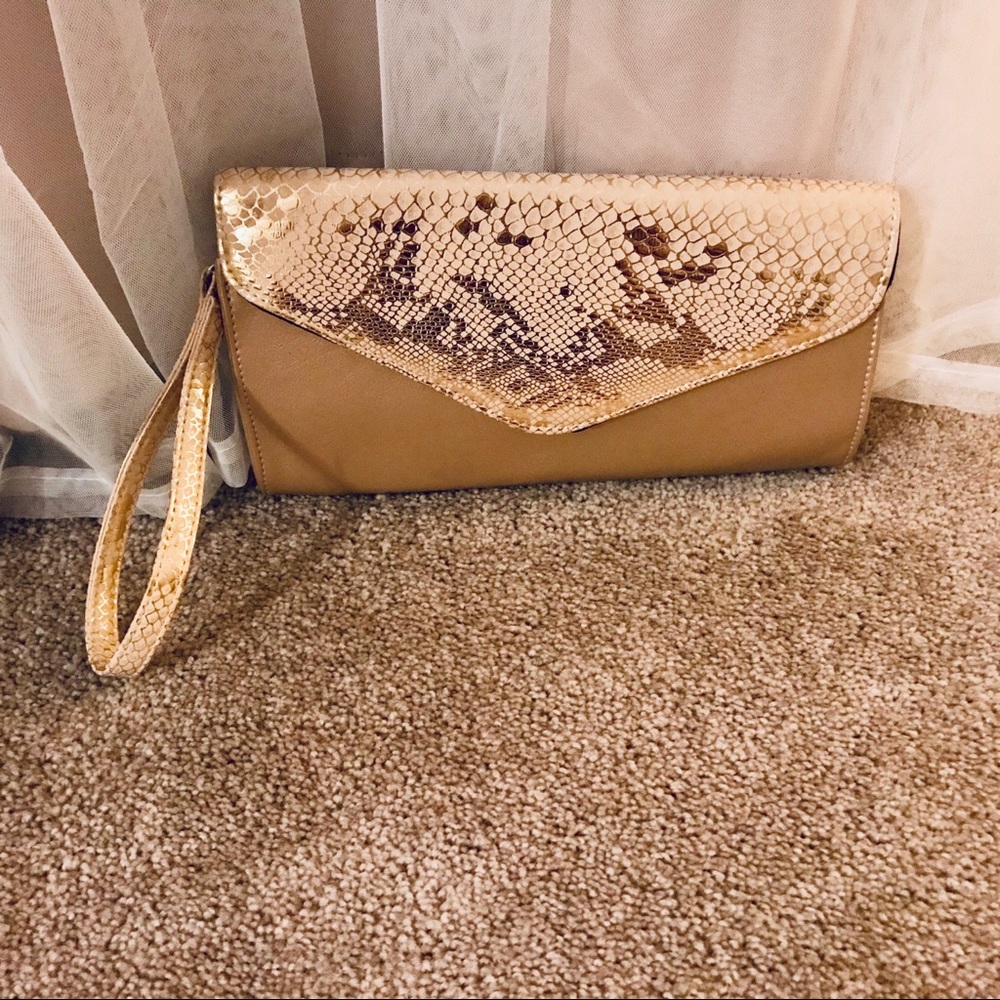 *SOLD*Gold clutch/wristlet